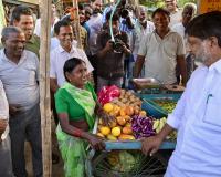 ‎ప్రజలతో డిప్యూటీ సీఎం భట్టి విక్రమార్క ఆప్యాయ పలకరింపులు.