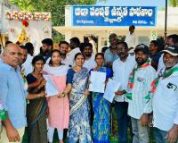 ఇందిరమ్మ ఇళ్లకు ప్రొసీడింగ్స్ పంపిణీ.