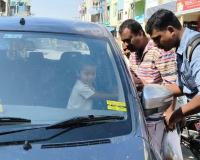 టిఫిన్ కోసం వెళ్లిన తండ్రి.. కారులో చిన్నారి లాక్.