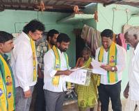 ఇందిరమ్మ ఇల్లు ఇస్తామని ఉన్న ఇల్లు కూల్చేశారు.