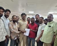 తప్పుడు కథనాలకు చెక్‌ పెట్టాలంటూ పోలీసులను ఆశ్రయించిన జేఎంసీ విలేకరులు.