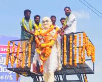 జమ్మికుంటలో తెలంగాణ రక్షణ సేన పార్టీ ఆధ్వర్యంలో గాంధీకి నివాళులు.