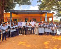 పాఠశాల విద్యార్థులకు ఉచిత షూస్ పంపిణీ .