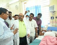 ప్రమాద బాధితులను పరామర్శించిన మాజీ మంత్రి నిరంజన్‌రెడ్డి
