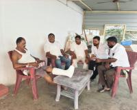 మాజీ మండల అధ్యక్షుడిని పరామర్శించిన పార్టీ శ్రేణులు.