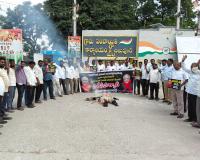 మోదీ, అమిత్‌షా డౌన్‌ డౌన్‌ అంటూ నినాదాలు.