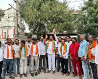 కిసాన్ నగర్‌లో కాషాయ జోష్.బండి సంజయ్‌కు మద్దతుగా భారీ బైక్ ర్యాలీ.
