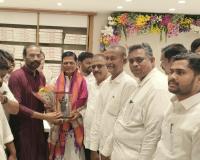నాణ్యమైన వస్త్రాలతో వినియోగదారుల నమ్మకాన్ని పొందాలి.