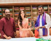 వనపర్తిలో గరుడ వస్త్రాలయాన్ని ప్రారంభించిన ఎమ్మెల్యే.