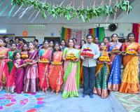 తెలంగాణ సంస్కృతికి బతుకమ్మ ప్రతీక.