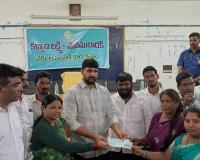 కళ్యాణలక్ష్మి చెక్కుల పంపిణీలో సీఎం ఫొటో ఏదీ?