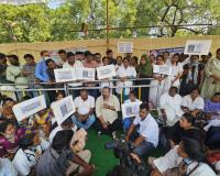 కాంట్రాక్టు ఉద్యోగులను రెగ్యులరైజ్ చేయాలి.