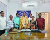 నూతన ఎస్సై నరేష్‌ను మర్యాద పూర్వకంగా కలిసిన పీచర సర్పంచ్.