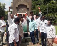 లక్ష మంది తెలంగాణ ఉద్యమకారులకు 250 గజాల ఇంటి స్థలాలు ఇవ్వాలి.