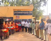 దసరా కానుకగా పంచాయతీ సిబ్బందికి నూతన వస్త్రాలు.