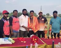 క్రీడాకారులు గెలుపోటములను సమానంగా స్వీకరించాలి.