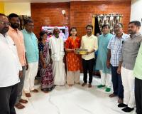 నూతన వధూవరులను ఆశీర్వదించిన డాక్టర్ జిల్లెల ఆదిత్యరెడ్డి.