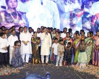 జనసందోహం నడుమ దసరా వైభవం.. 