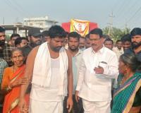 నాగేంద్రమ్మ మృతదేహానికి మాజీ మంత్రి సింగిరెడ్డి నిరంజన్ రెడ్డి ఘన నివాళులు.
