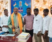 వంగర నూతన ఎస్‌ఐని మర్యాదపూర్వకంగా కలిసిన ముల్కనూర్ ప్రజాప్రతినిధులు.