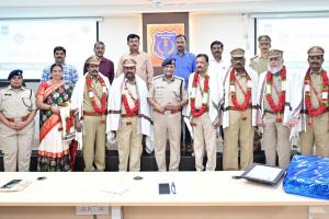 పదవీ విరమణ పొందిన ఏడుగురు పోలీసు అధికారులు కు ఘనంగా సత్కరించిన
