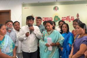 షాహీ ఎక్స్‌పోర్ట్స్ కార్మికుల ధర్నాకు కల్వకుంట్ల కవిత మద్దతు