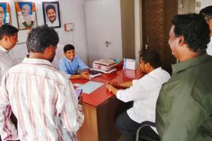 బస్తీ బాటలో మౌలిక సదుపాయాల పరిష్కారానికి నెమలి అనిల్ ముందడుగు