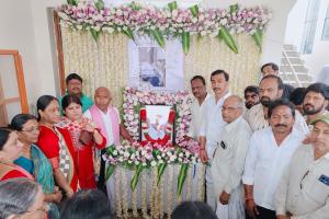 సుదర్శన్ దశదిన కర్మలో పాల్గొన్న మంత్రి కొండ సురేఖ, పరమేశ్వర రెడ్డి