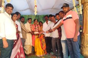 ఆడబిడ్డ పెళ్లికి సర్పంచ్ కానుకగా 5116 అందజేత