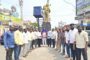 అంబేద్కర్ విగ్రహానికి నివాళులు