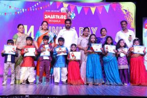 అంబరాన్నంటిన స్మార్ట్ కిడ్జ్ పాఠశాల గ్రాడ్యుయేషన్ డే వేడుకలు.