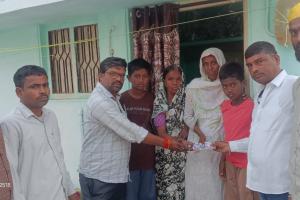 స్నేహానికి నిదర్శనం… మిత్రుడి కుటుంబానికి అండగా నిలిచిన పాఠశాల స్నేహితులు