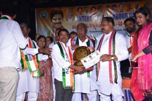 శ్రామిక శక్తి అవార్డు అందుకున్న దయ్యాల దాసు.