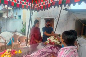 కుమారికి కన్నీటి వీడ్కోలు.. పూలమాల వేసి.