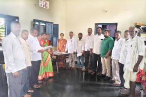 వెల్టూర్‌లో ఎస్‌ఐఆర్ ప్రక్రియను పరిశీలించిన కాంగ్రెస్ నాయకులు.