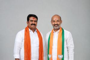 హుజురాబాద్ సభలో రావుల వేణుకు కేంద్ర మంత్రి బండి సంజయ్ కితాబు.