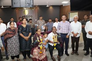 పదవి విరమణ పొందిన ఉద్యోగులను సన్మానించిన జిల్లా కలెక్టర్ దివాకర టిఎస్.