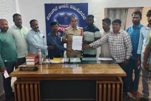 వేలేరు పోలీస్‌స్టేషన్‌లో సర్పంచ్‌పై విలేకరుల ఫిర్యాదు.