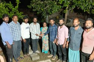 మిత్రుడి కుటుంబానికి అండగా నిలిచిన బాల్య మిత్రులు.