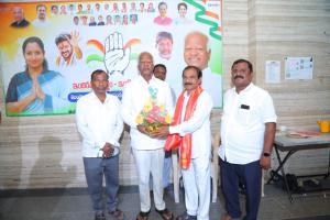 ఎమ్మెల్యే కడియం శ్రీహరిని కలిసిన ఎడ్ల కుమార్.