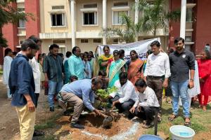 ప్రభుత్వ డిగ్రీ కళాశాలలో మొక్కలు నాటిన చైర్మన్.