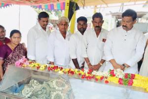 మాజీ ఉప సర్పంచ్ కుటుంబాన్ని పరామర్శించిన మాజీ ఎమ్మెల్యే.