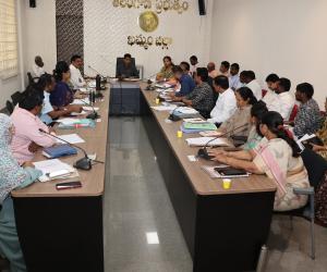 ప్రభుత్వ ప్రాధాన్యత పనుల పూర్తిపై ప్రత్యేక దృష్టి పెట్టాలి.... 