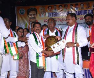 శ్రామిక శక్తి అవార్డు అందుకున్న దయ్యాల దాసు.