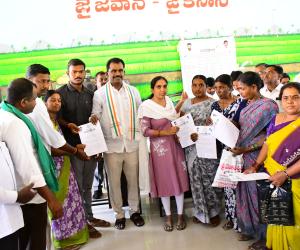 గుడిసెలు లేని గ్రామాలే కాంగ్రెస్ ప్రభుత్వ లక్ష్యం.