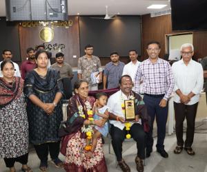 పదవి విరమణ పొందిన ఉద్యోగులను సన్మానించిన జిల్లా కలెక్టర్ దివాకర టిఎస్.