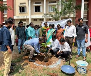 ప్రభుత్వ డిగ్రీ కళాశాలలో మొక్కలు నాటిన చైర్మన్.